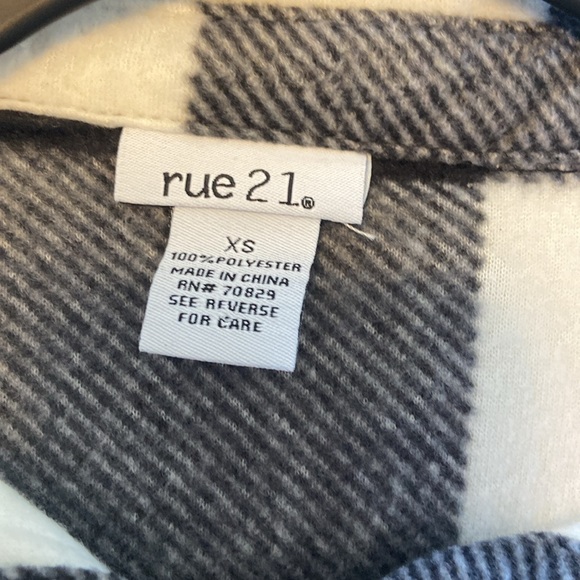 Women’s Rue 21 Flannel - Picture 2 of 4